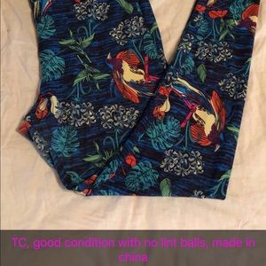 Lularoe print leggings. True colors shown from pic